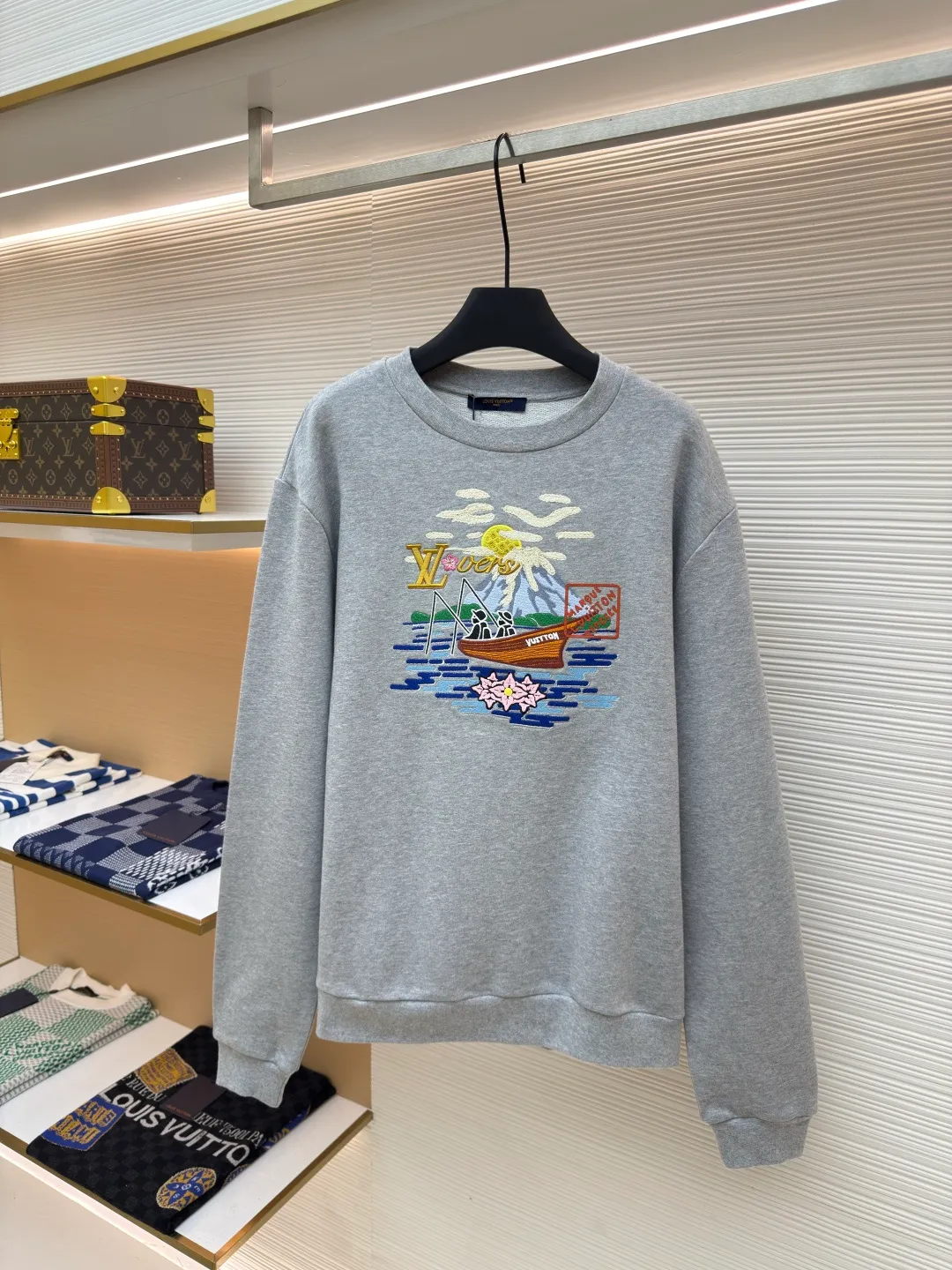 LOUIS VUITTON fishing embroidered round neck sweatshirt ●Authentic product: purchased and developed by 11599 ●Item number: 1680323-B15 ●Fabric: pure cotton fish scale base fabric ●Technology: embroidery production ●Version: fitted version ●Weight: about 625 grams ●Size: XS-S-M-L ●Description: The fabric is made of 16S double yarn + 10S fish scale bottom brushed fabric, 380g, with 21S double yarn rib fabric, 470g. The terry terry sweatshirt is composed of a veil, binding yarn and base yarn. Taking into account both breathability and comfort, the overall design is light, comfortable and has a good silhouette. It is characterized by soft feel, solid texture, and excellent extensibility, elasticity, wrinkle resistance, and moisture absorption. The unique suede effect increases the softness and elasticity of the printing surface, and also makes the colors more vivid and layered. Drying and fixing are done through processes such as specific heating or UV curing. Make sure that the foaming pulp is tightly combined with the fabric to form a strong and elastic film. Enhance the tactility and volume of patterns, especially suitable for expressing elements such as branches, borders, letters, etc. Fix cotton rope, hemp rope or ribbon on the fabric and form rough three-dimensional lines by winding, knotting or sewing, suitable for outlining outlines or filling geometric areas. It adopts a loose design, whether it is the shoulders, chest or length, it is made to extend the version design. The collar, cuffs, hem and other parts are all made of exquisite sewing technology, making the sweatshirt more three-dimensional and textured. At the same time, the cut of the body has been carefully adjusted to ensure a good fit without being tight. The overall wiring is straight and delicate, the fabric is comfortable and soft, and the color is consistent without color difference. It can be matched with the same style to create a fashionable look and control various occasions. Customized accessories, complete with three standards, same style for men and women!